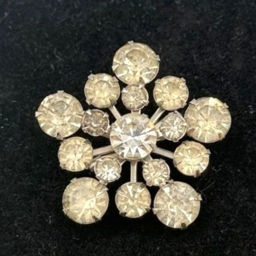 VTG Clear Rhinestone Snowflake Brooch Silver-Tone Winter Sparkle Pin Statement‎
